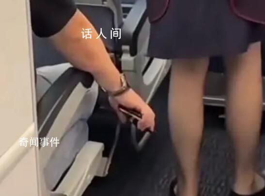 男子飛機上偷拍空姐裙底被抓 網友：不給他個嚴厲的教訓不知道長記性