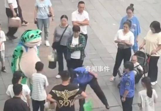 賣崽青蛙的崽被城管敲爛扔垃圾桶 青蛙人偶跟在城管身后無奈又無助
