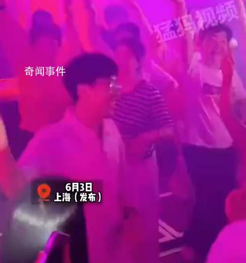 高考臨近阿姨們在夜店里跳廣場舞 阿姨：環(huán)境又好非常開心