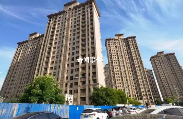 路面開裂后業(yè)主搬家 2900多名居民被連夜轉(zhuǎn)移