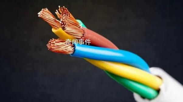 杭州一居民家門口地面有80℃ 挖了兩個半小時發現下面埋著電纜
