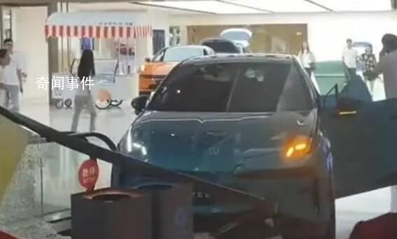 商場(chǎng)內(nèi)展車(chē)被男童開(kāi)動(dòng)撞上扶梯 事故原因正在調(diào)查中