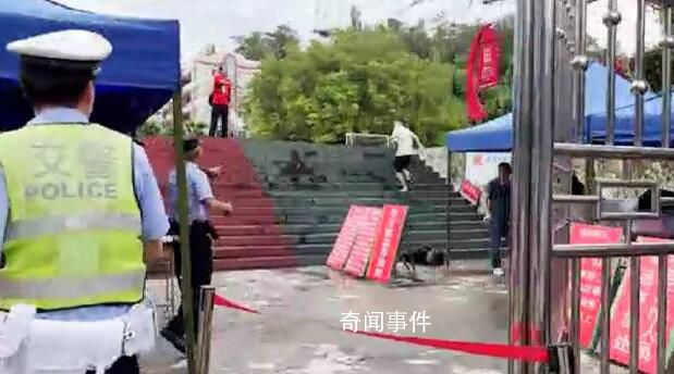 廣東一考生著急進考場跑掉洞洞鞋 焦急光腳上臺階跑向考場