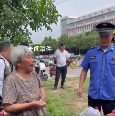 大娘考點(diǎn)擺攤城管包圓送家長(zhǎng) 具體什么情況