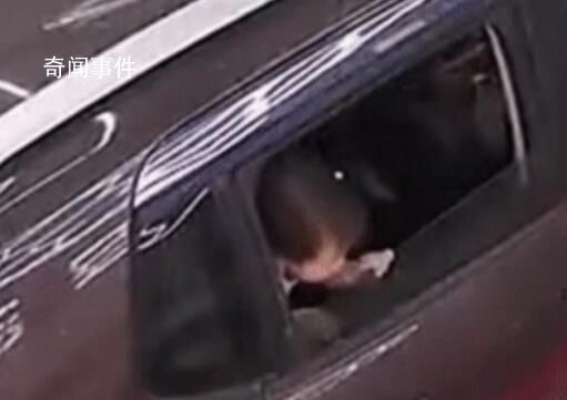 粗心家長關車窗夾住孩子頸部 網友：多虧了旁邊好心人