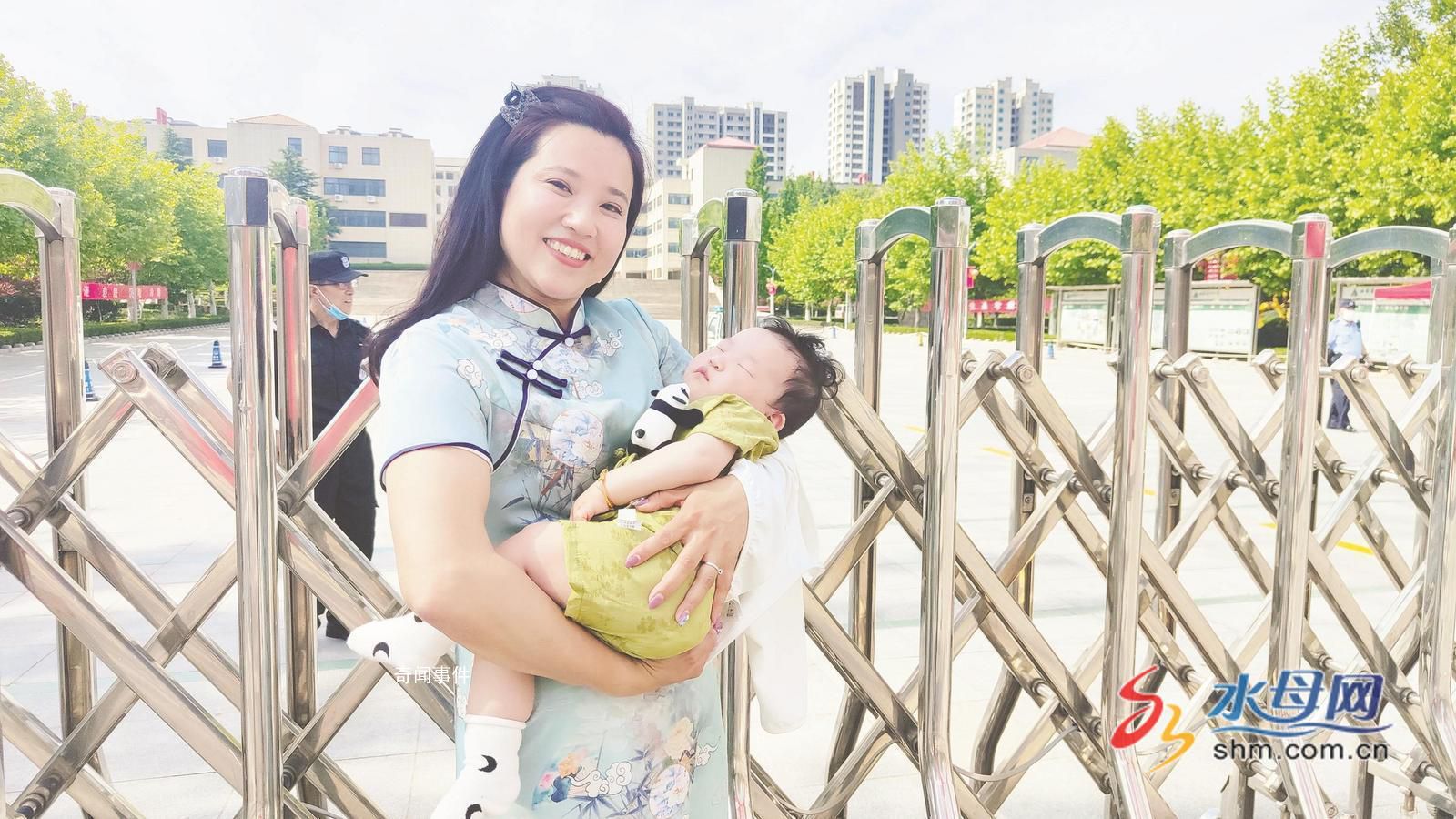 “凍齡”奶奶抱孫子給小兒子送考
