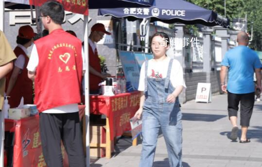 高考第二天 考生井然有序進入考場