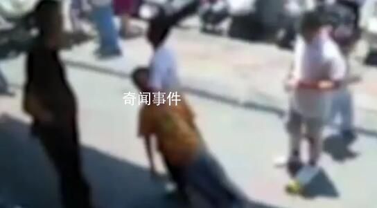 男孩遭同學緊勒脖拖行,警方:嬉鬧