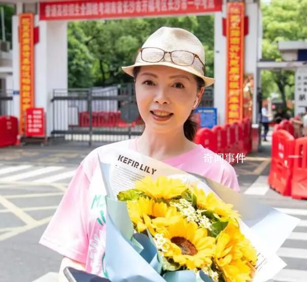 主持人仇曉手捧鮮花迎接兒子下考 迎接新的征程解放啦