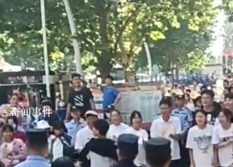 男生考完連續兩個后空翻沖出考場 外面的家長都在為他歡呼