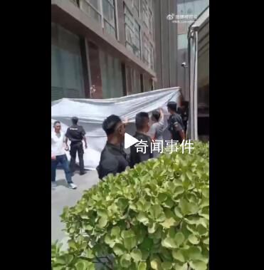 大批球迷在酒店門口等候梅西 主辦方拉起簾子