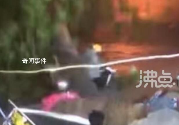 大樹被吹倒外賣小哥彎腰躲過 真是太驚險了看著就后怕