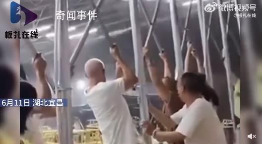 大風(fēng)掀翻戶外大排檔 多人被帶飛