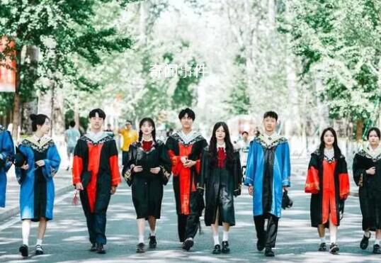 多所高校新版學(xué)位服亮相 你最喜歡哪所高校的學(xué)位服?