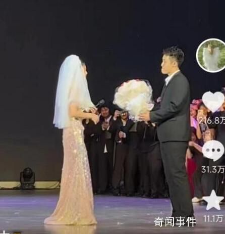 主持畢業(yè)晚會(huì)時(shí)被求婚是什么體驗(yàn) 女朋友既開心又意外