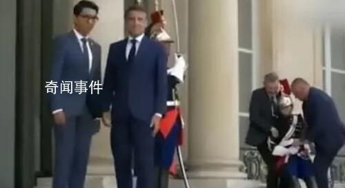 馬克龍接見外國元首時一警衛熱暈 當天巴黎的氣溫高達30攝氏度
