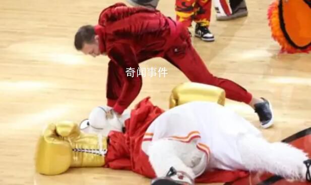 拳王現(xiàn)身NBA總決賽宣傳止痛藥 將邁阿密熱火隊(duì)吉祥物伯尼兩拳打暈
