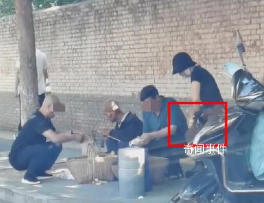老人賣杏疑遭女子偷拿 偷老人水果的人已被抓獲系團伙作案