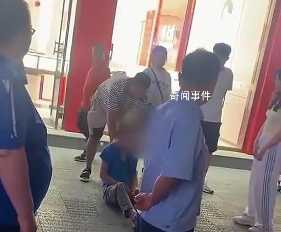大爺摸女子屁股被逮自扇耳光求饒 路人：他摸了好幾個(gè)