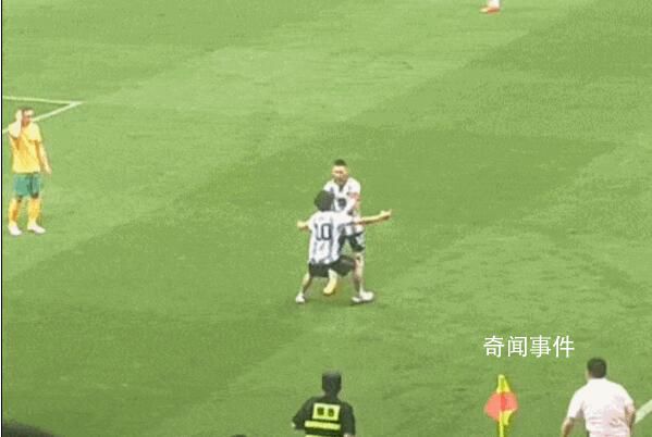 狂熱球迷沖進場擁抱梅西被抬走 全網粉絲都表示非常羨慕