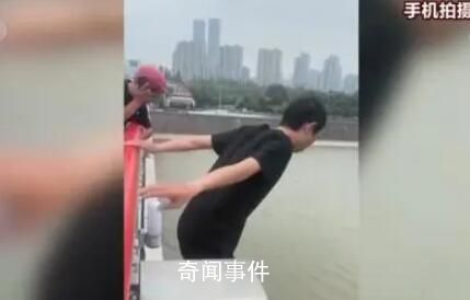 跳河救人小哥說(shuō)大家給我的太多了 感動(dòng)一座城后稱獎(jiǎng)勵(lì)太重了