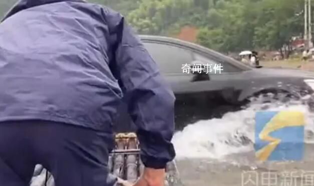 女子景區坐竹筏被汽車撞了 工作人員受沖擊摔入水中