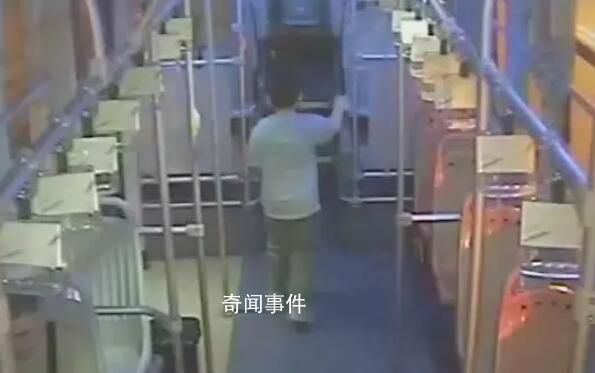 媽媽生病8歲男孩夜里出門找爸爸 不忍心看媽媽痛苦