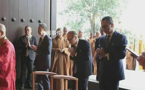 李嘉誠現身禮佛獲圍觀 身影佝僂走路駝背