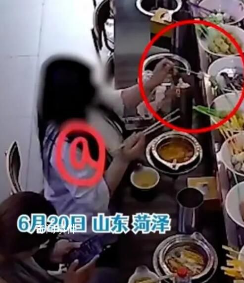 女子吃轉(zhuǎn)轉(zhuǎn)火鍋取一半再放回餐盤 商家：很沒道德
