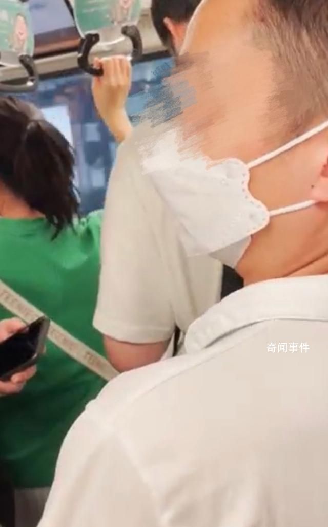 成都一女子乘地鐵遇“咸豬手”