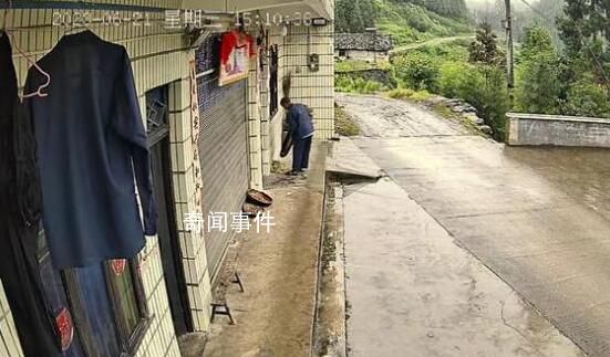 男子躲雨后將屋主曬的菜踢到雨中 真是壞到骨子里了