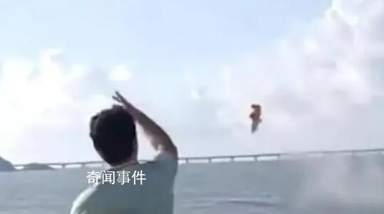 3人往海里扔100多個粽子 拍攝者表示不知道這是什么習俗頭回見