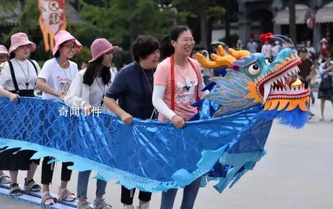 新疆舉辦旱地劃龍舟比賽 吸引了大批游客前來觀賽