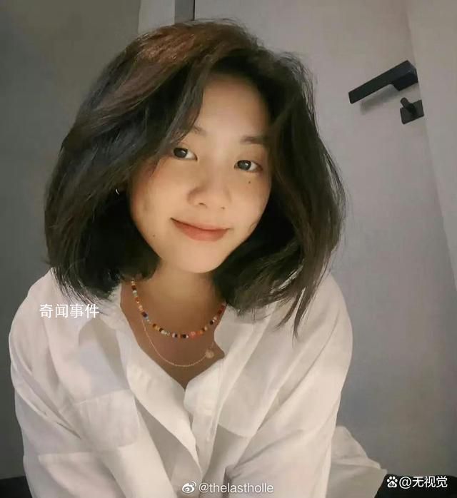 黃多多17歲穿搭 引起了熱議