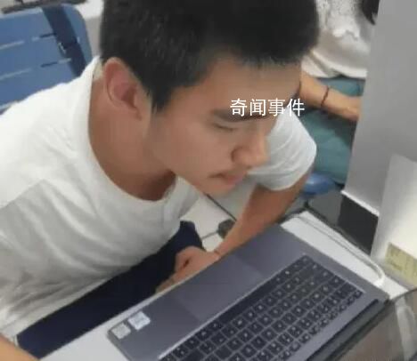 男生得知好友僅609分后瞬間彈起 一臉不可置信地跑向了好友