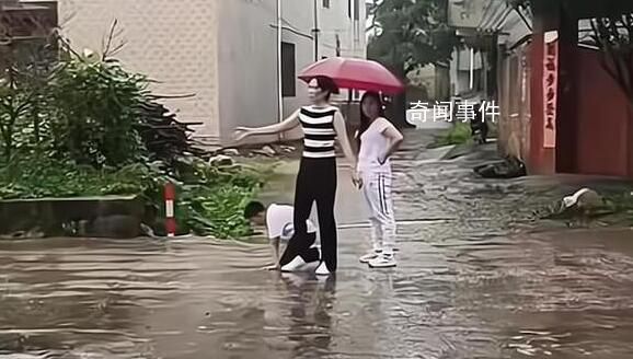 9歲男孩跪地向新郎爸爸要出生證明 這一幕讓人心痛不已