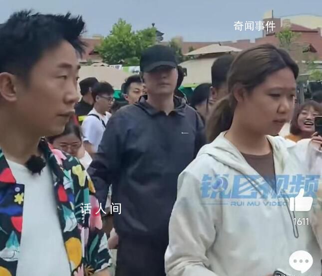 楊迪工作人員開道被懟 吸引了眾多人們的圍觀