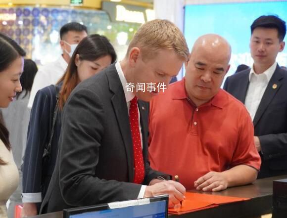 新西蘭總理在北京逛街買了啥 為一對兒女買了熊貓玩偶和中式童裝