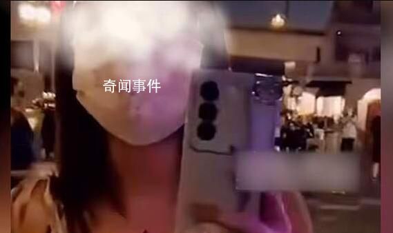 男子街邊吸煙被陌生女子扔水瓶 男子很是無語：我離你18米遠(yuǎn)呢