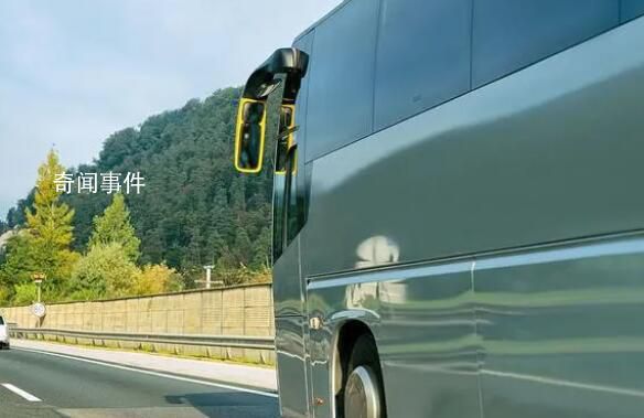 傳載有40多名中國人大巴在法被砸 黑衣人還試圖上車把乘客拉下去