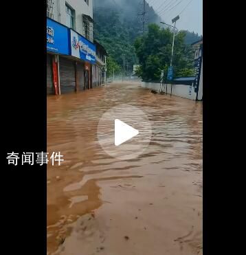 湖南遇特大暴雨:市民街頭抱團(tuán)互救