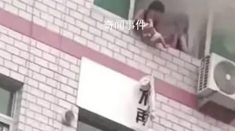 女子火災中扔下嬰兒被路人合力接住 萬幸孩子和大人都平安無事