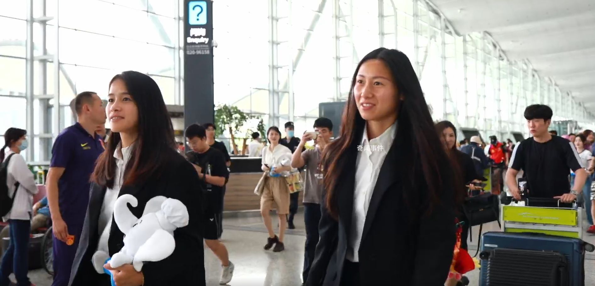 中國女足出征世界杯 機場內全員正裝