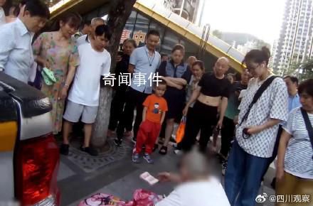 老人街頭散錢66萬無人要:錢非萬能