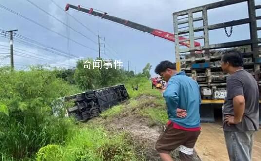 泰國載有中國游客巴士翻車致27傷 救援人員趕到后切割車身將他們救出并送往醫院
