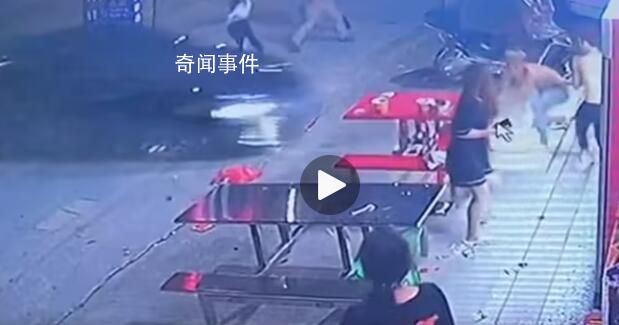 車被石頭棍子猛砸后車主掉頭撞去 具體正在調查
