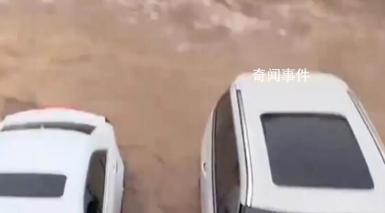 四川江油暴雨:河水暴漲 多車被淹
