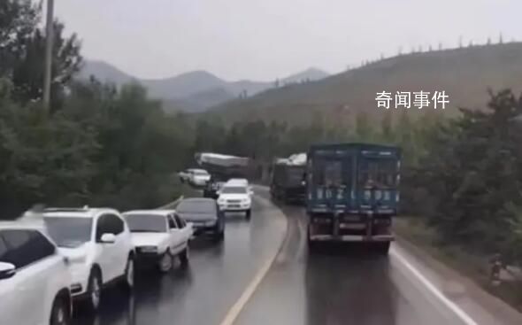 山西一中巴車側(cè)翻致4死6傷 其余人員未受傷