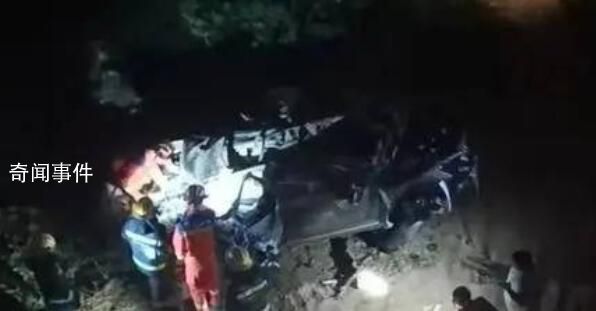 鄭州暴雨 一轎車飛下高架橋