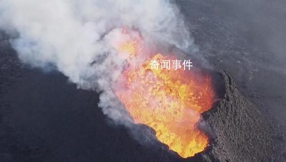 冰島火山噴發(fā) 游客爭睹熔巖奇景